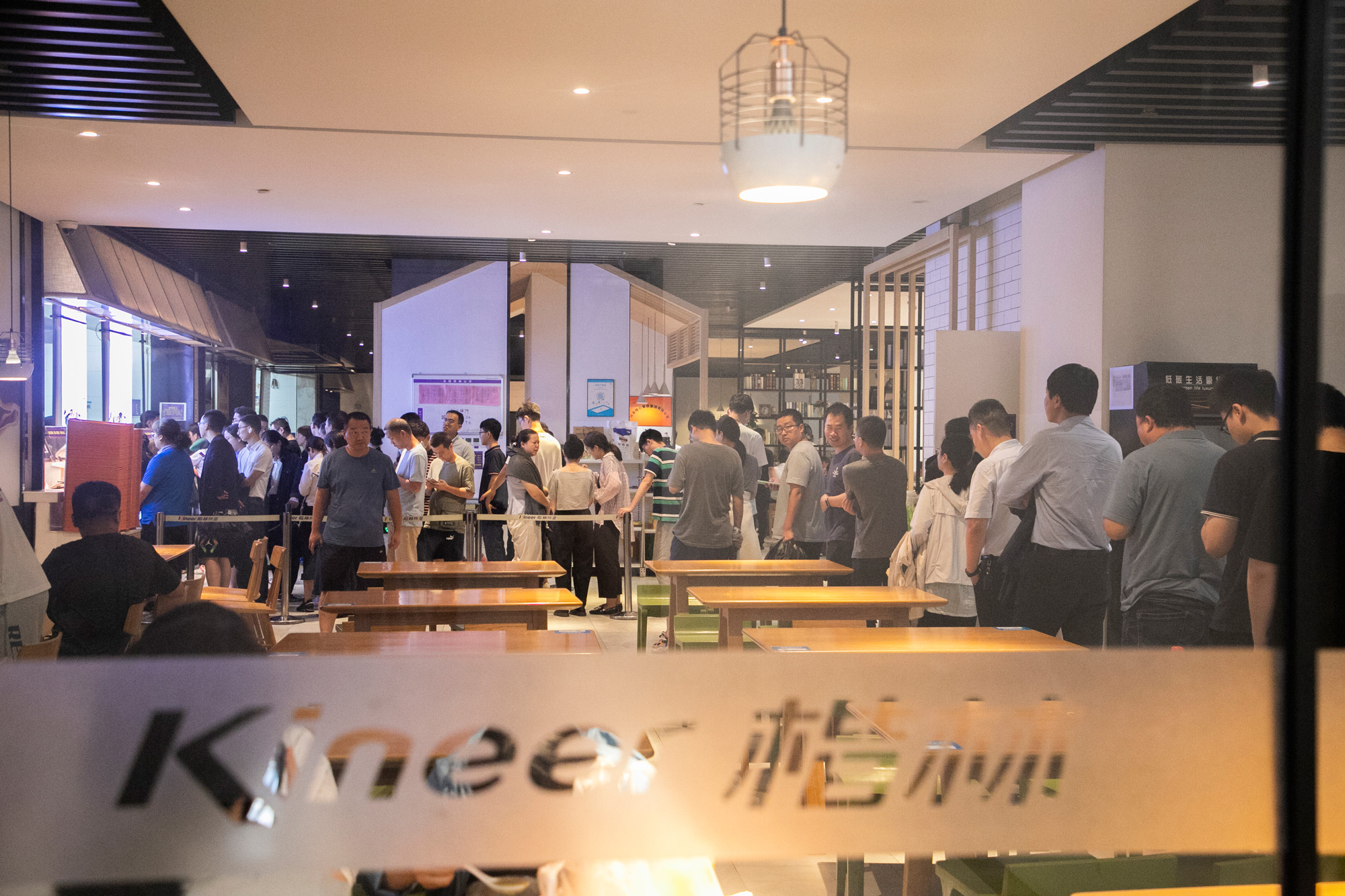 楷鄰餐飲及時(shí)供餐，保證滯留人員餐食供應(yīng).jpg